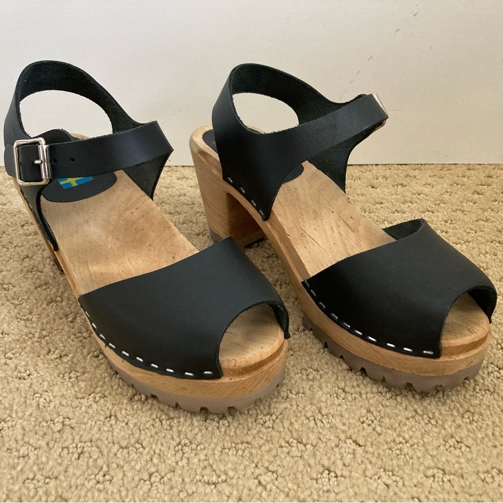 MIA peep-toe clog